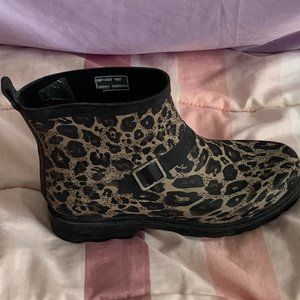 Leopard print rainboots